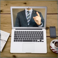 Portable ouvert sur table personnelle de travail