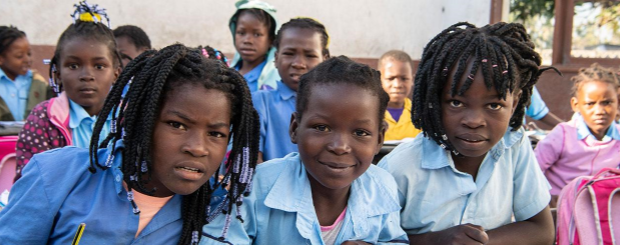 Écoliers africains assis dans une classe