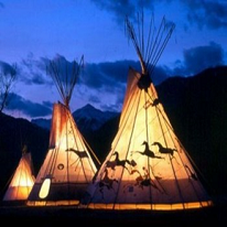 Tipis éclairés la nuit